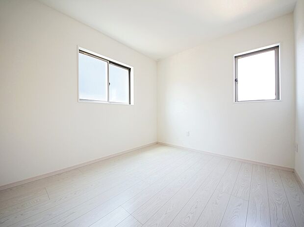 【同仕様写真(その他内観)】洋室5帖　2面採光、収納スペース付きです(4号棟同仕様)