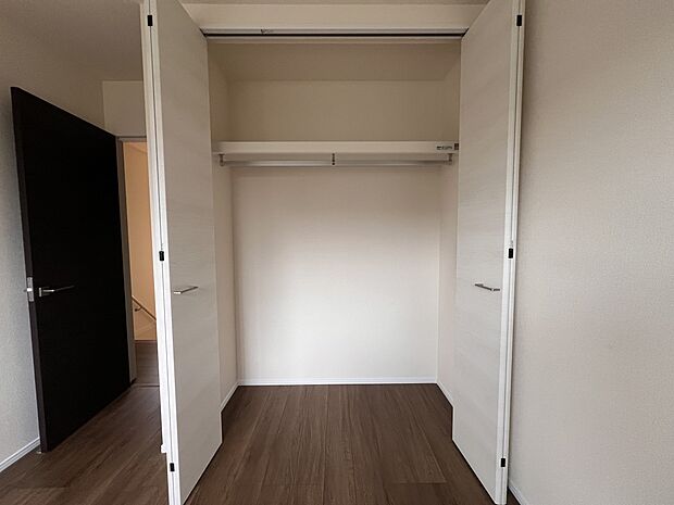 【同仕様写真(その他内観)】クローゼット収納(同仕様)
