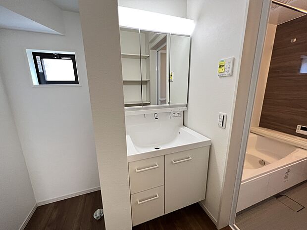 【同仕様写真(その他内観)】三面鏡仕様の洗面化粧台(同仕様)