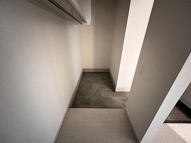 【収納】ベビーカーやアウトドアグッズ等の収納に役立つシューズインクローク