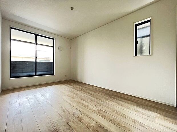 【同仕様写真(その他内観)】洋室6帖 バルコニーに面した南向きの明るいお部屋です(2号棟同仕様)