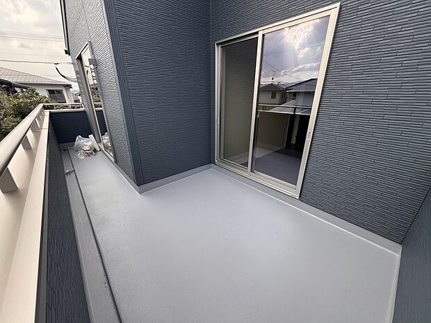 【バルコニー】2部屋から出入り可能なバルコニー 南向きで陽当たり良好です!(1号棟)