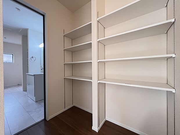 【収納】キッチン裏側は大容量のパントリー付き ランドリールームからも出入り可能!(1号棟)