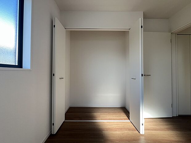 【同仕様写真(その他内観)】クローゼット収納(同仕様)