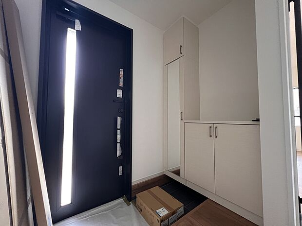 【同仕様写真(その他内観)】シューズボックス付きの明るい玄関(同仕様)