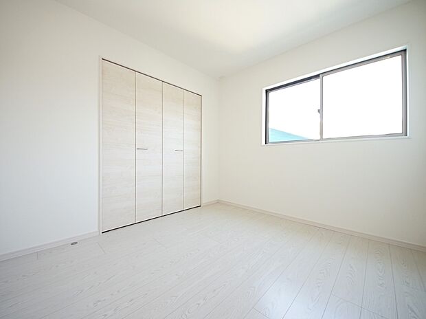 【同仕様写真(その他内観)】2階の洋室は全室収納スペース完備！(1号棟同仕様)