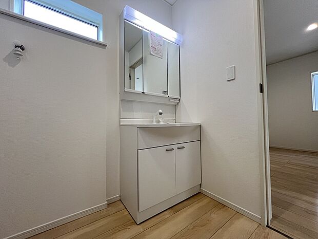 【洗面台・洗面所】洗面化粧台は三面鏡仕様で収納スペースもしっかり確保しております