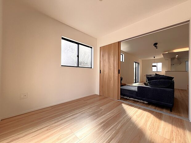 【同仕様写真(その他内観)】1階洋室4.5帖　リビングと一体利用可能です！(同仕様)