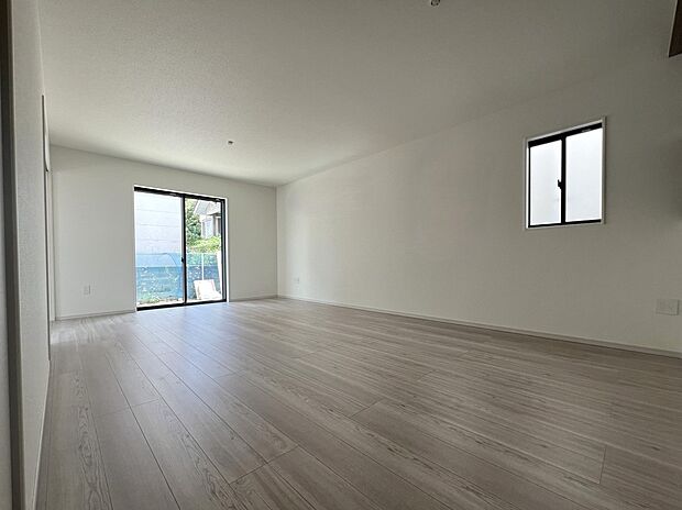 【同仕様写真(リビング)】広めのリビングは家族団らんにピッタリの空間です(同仕様)