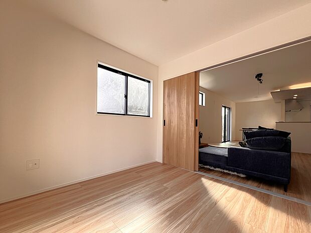 【同仕様写真(その他内観)】1階洋室6帖　リビングと一体利用可能です！(同仕様)