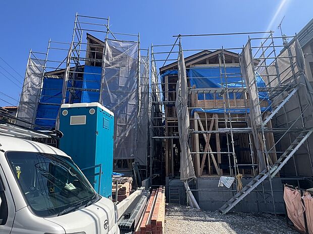 【現地外観写真】全2棟現地 左:1号棟 右:2号棟