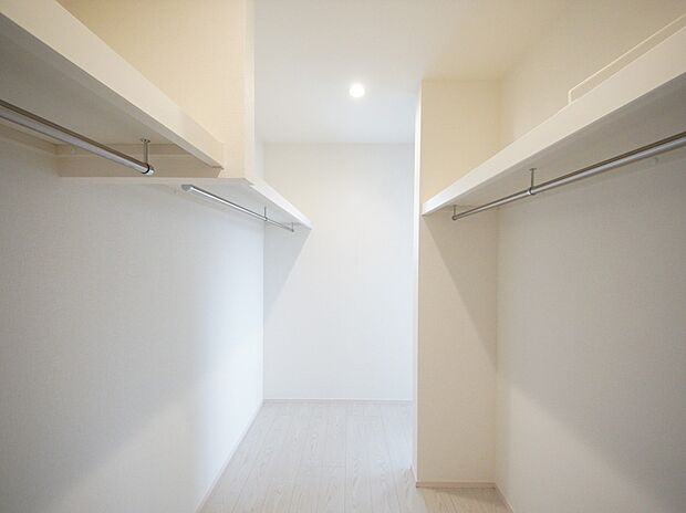 【同仕様写真(その他内観)】ハンガーパイプ付きのウォークインクローゼット(同仕様)