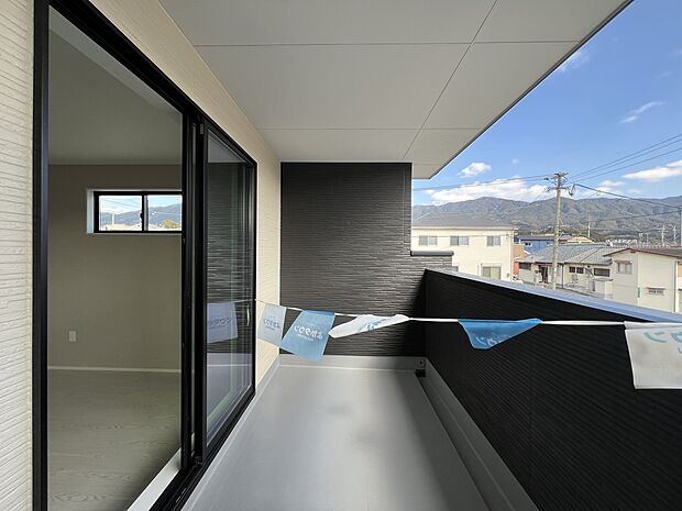 【バルコニー】7帖の洋室から出入り可能なバルコニー　陽当たり・眺望良好です！