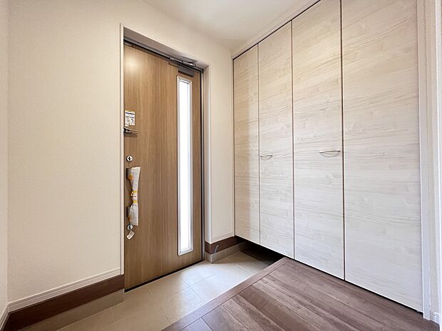 【同仕様写真(その他内観)】シューズボックス付の玄関スペース（1号棟同仕様）