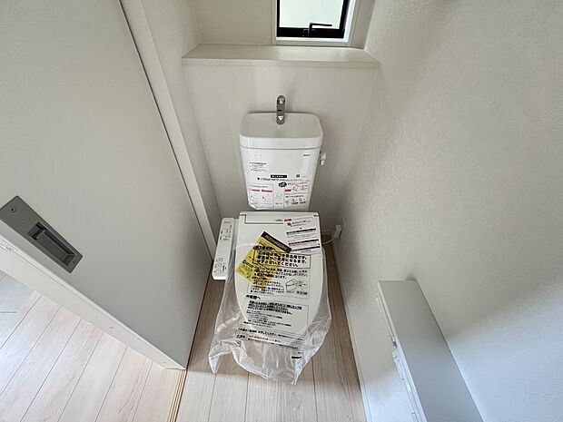 【同仕様写真(その他内観)】トイレは各階にご用意。ウォシュレット機能付き(同仕様)