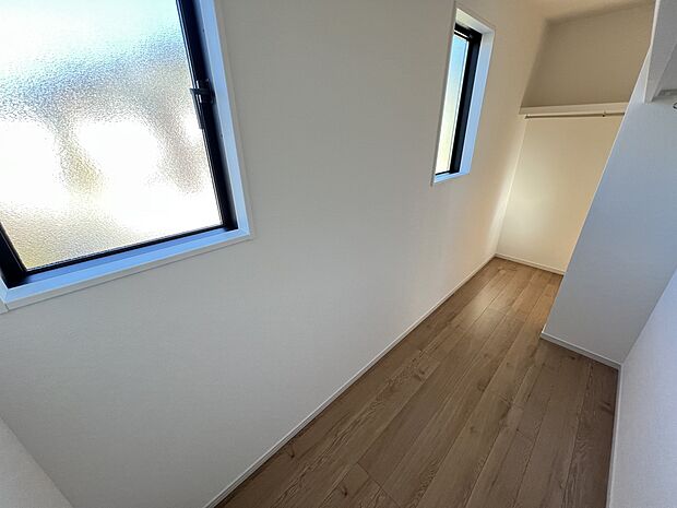 【収納】換気に便利な小窓付きの広々ウォークインクローゼット(2号棟)