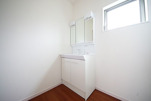 【同仕様写真(その他内観)】三面鏡仕様の洗面化粧台(1号棟同仕様)