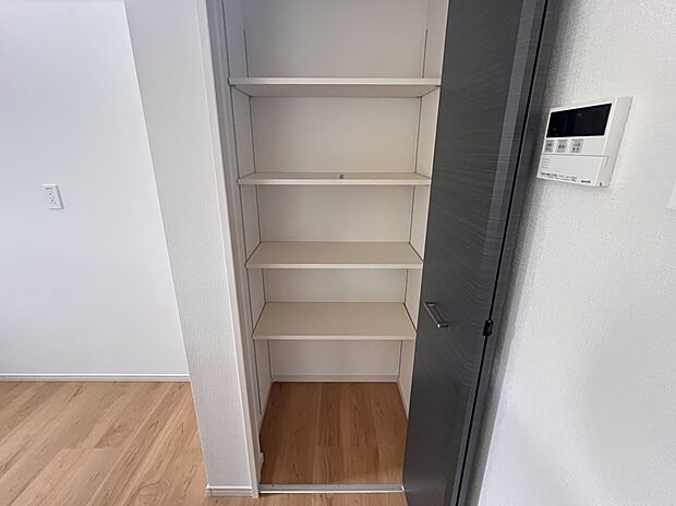【同仕様写真(その他内観)】キッチン横 パントリー収納(1号棟同仕様)