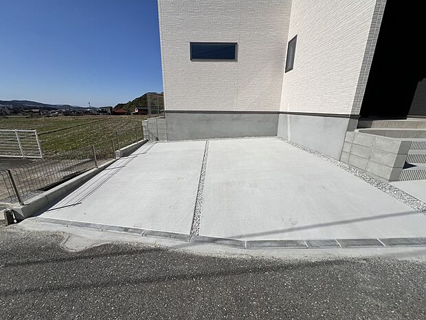 【駐車場】お車は3台駐車可能です