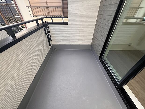 【同仕様写真(その他内観)】南向きのバルコニーは陽当たり良好です(同仕様)