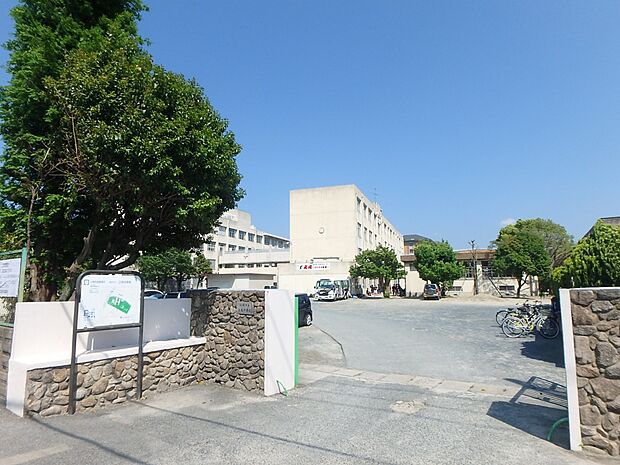 福岡市立三宅中学校（約1,200m・徒歩15分）