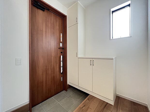 【玄関】シューズボックス付きの明るい玄関(1号棟)