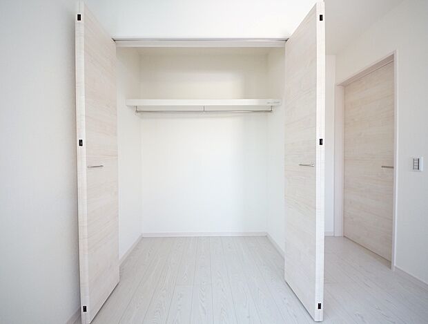 【同仕様写真(その他内観)】クローゼット収納(同仕様)