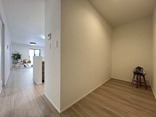 【収納】キッチン背面には大容量のパントリー収納をご用意しました