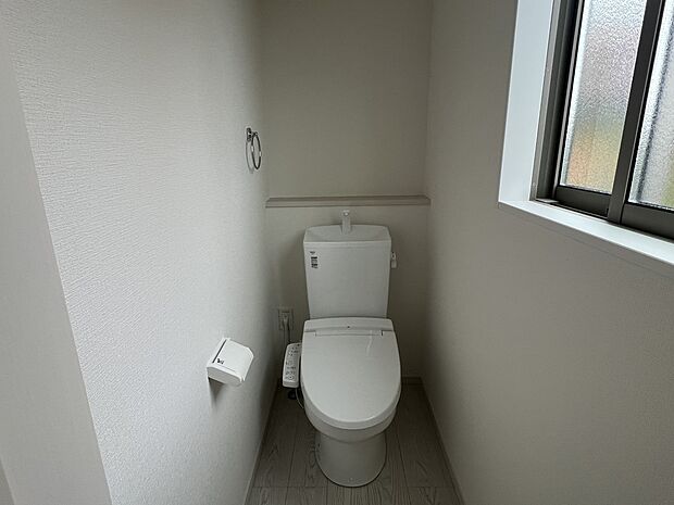 【トイレ】トイレは各階にご用意。ウォシュレット機能付き(2号棟)