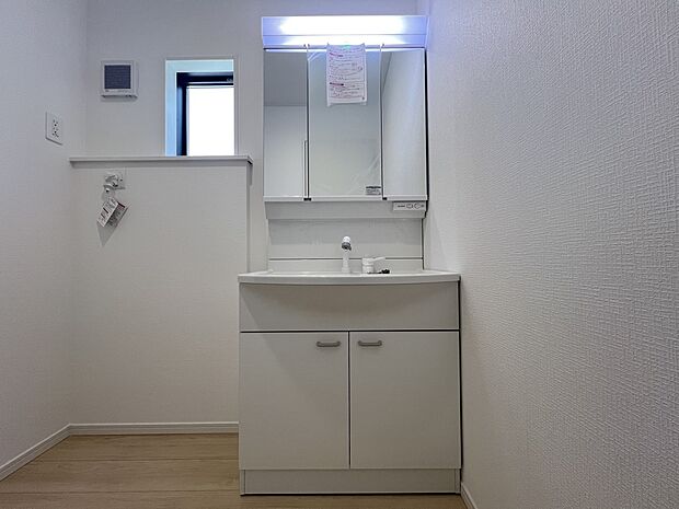 【洗面台・洗面所】洗面化粧台は三面鏡仕様で収納スペースもしっかり確保しております