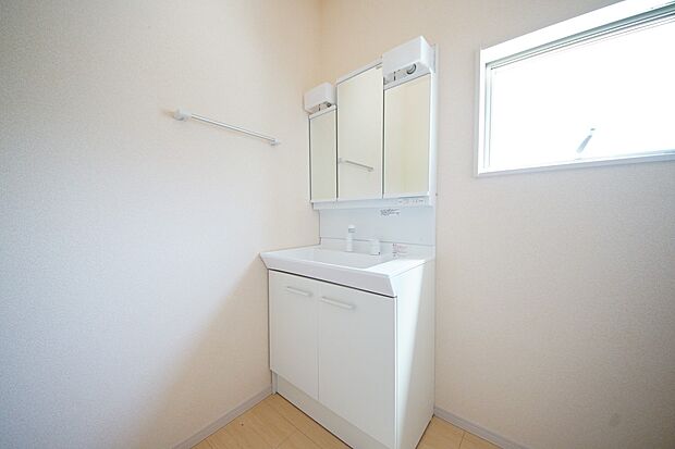 【同仕様写真(その他内観)】三面鏡仕様の洗面化粧台(2号棟同仕様)