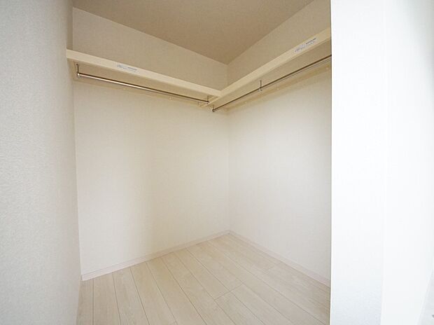 【同仕様写真(その他内観)】ウォークインクローゼット(同仕様)