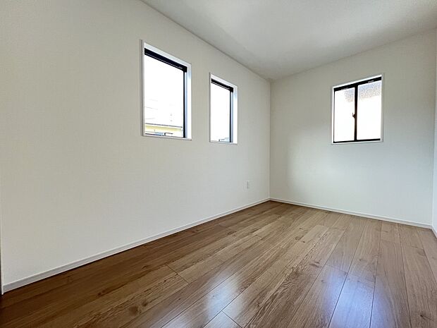 【洋室】洋室5.5帖 2面採光仕様、収納スペース付きです