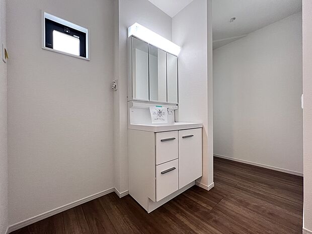 【同仕様写真(その他内観)】三面鏡仕様の洗面化粧台(4号棟同仕様)