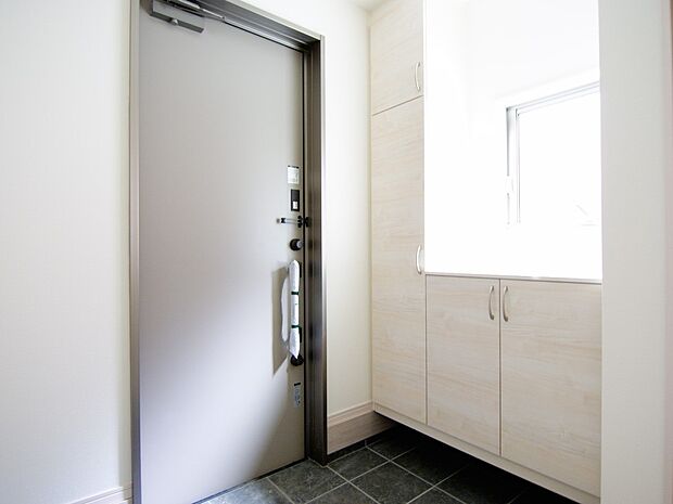 【同仕様写真(その他内観)】シューズボックス付きの明るい玄関(同仕様)