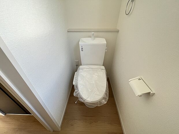 【同仕様写真(その他内観)】トイレはウォシュレット機能付き(同仕様)