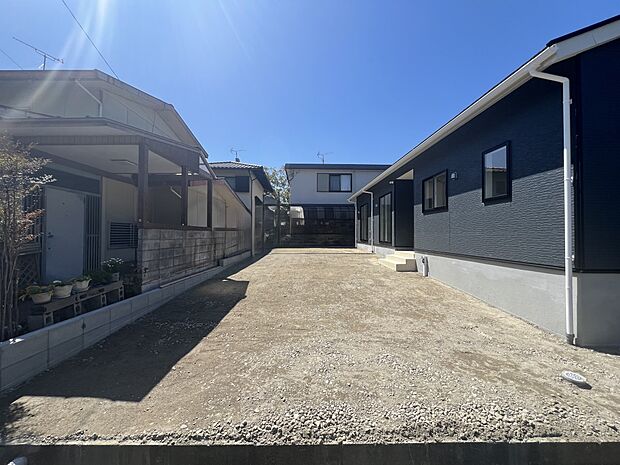 【駐車場】カースペースは並列2台分　庭スペース付