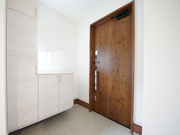 【同仕様写真(その他内観)】シューズボックス付きの玄関(同仕様)