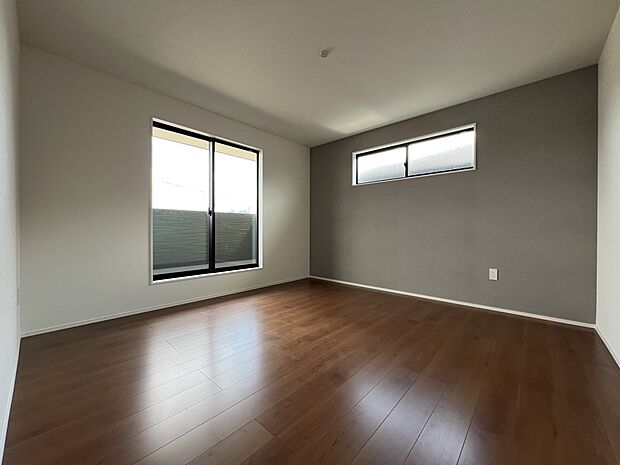 【洋室】洋室8.5帖 WIC、バルコニー付きのアクセントクロスがお洒落なお部屋です(4号棟)