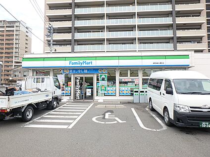 ファミリーマート 福岡箱崎公園前店 9m(1分)