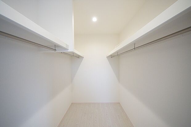 【同仕様写真(その他内観)】ハンガーパイプ付きのウォークインクローゼット(同仕様)