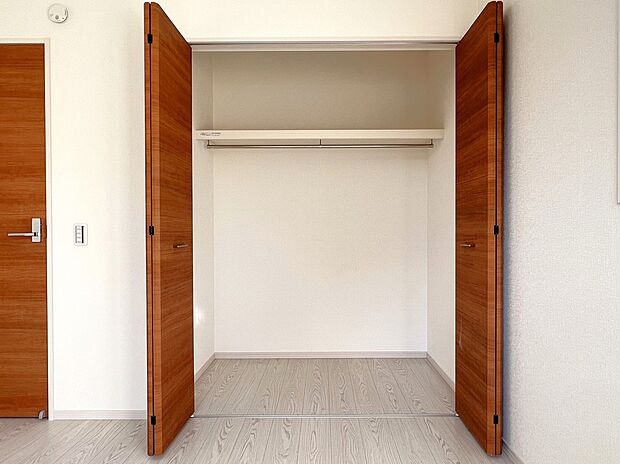 【同仕様写真(その他内観)】クローゼット収納(同仕様)