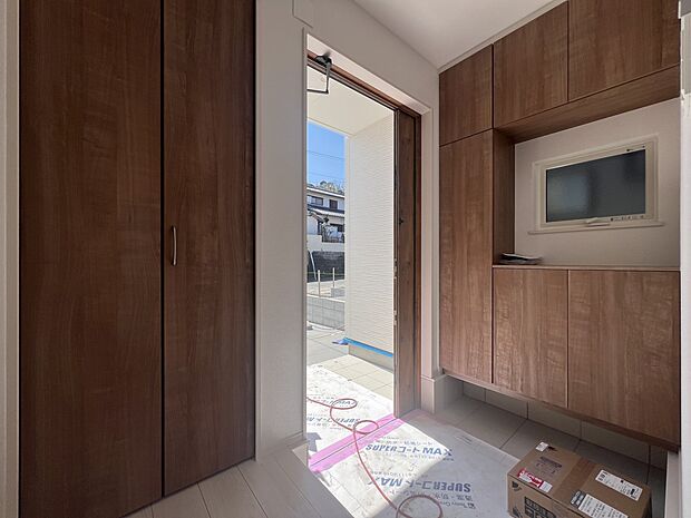 【玄関】ゆとりのある玄関空間は、家族や来客が快適に出入りできる環境を提供します(2号地)