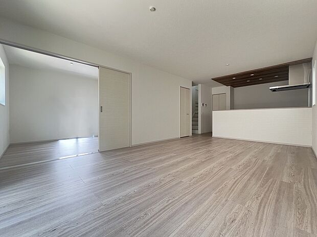 【同仕様写真(リビング)】広めのリビングは家族団らんにピッタリの空間です(同仕様)