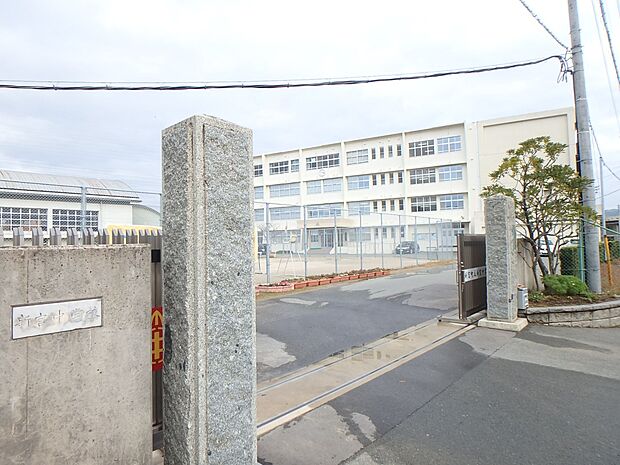 新宮町立新宮中学校（約1,400m・徒歩18分）