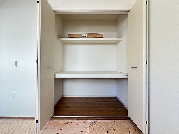 【同仕様写真(その他内観)】クローゼット収納(同仕様)