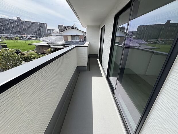 【バルコニー】南向きのバルコニーは陽当たり良好!2部屋から出入り可能です