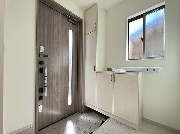 【同仕様写真(その他内観)】シューズボックス付きの玄関(1号棟同仕様)