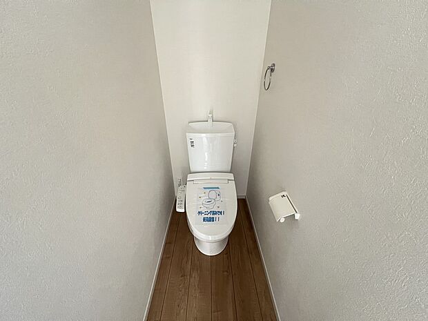 【同仕様写真(その他内観)】トイレは各階にご用意。ウォシュレット機能付き(同仕様)