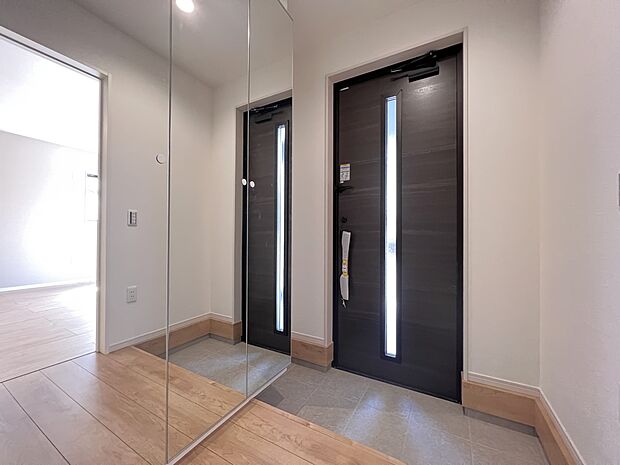 【同仕様写真(その他内観)】シューズボックス付きの玄関(同仕様)